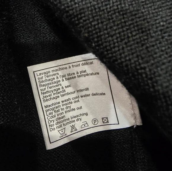 CHANEL Uniform Bow Cardigan with CC Pocket - Picture 4 of 8